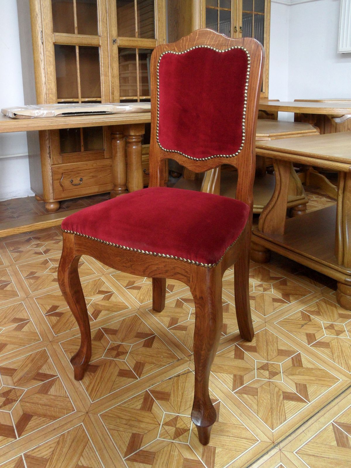 Stylowe krzesło drewniane z obiciem 12